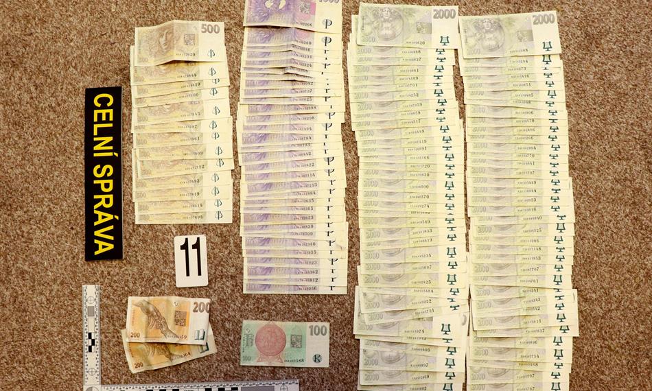 2020-11-6-941bankovky ceske.jpg